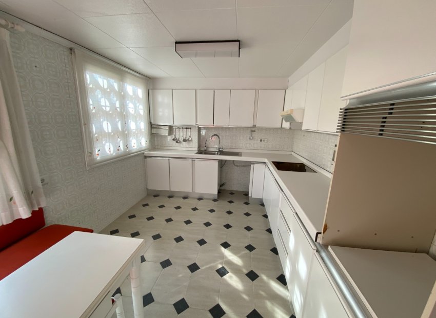 Resale - Apartment / flat - Sax