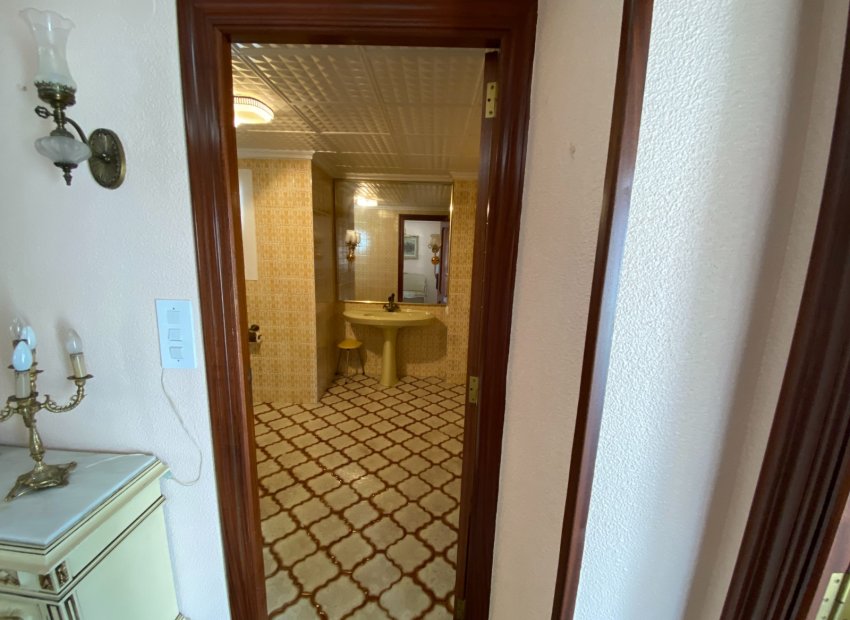 Resale - Apartment / flat - Sax