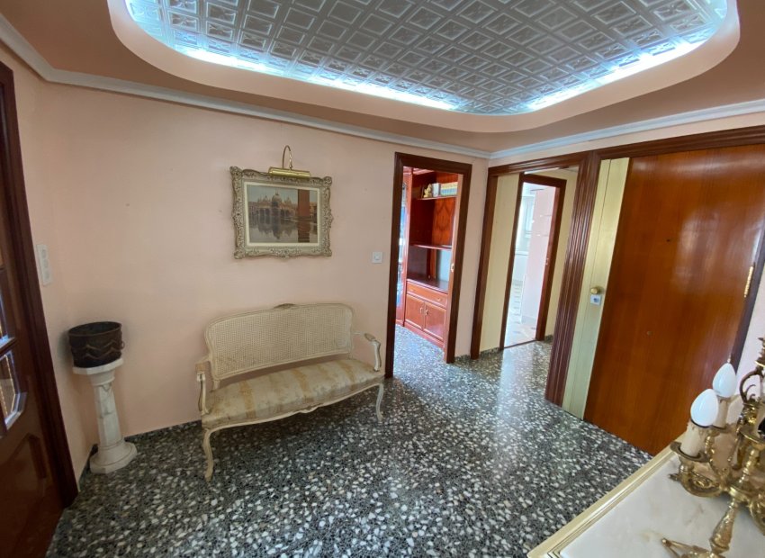 Resale - Apartment / flat - Sax