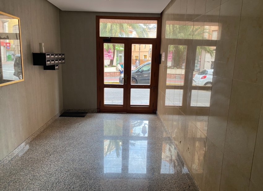 Resale - Apartment / flat - Sax