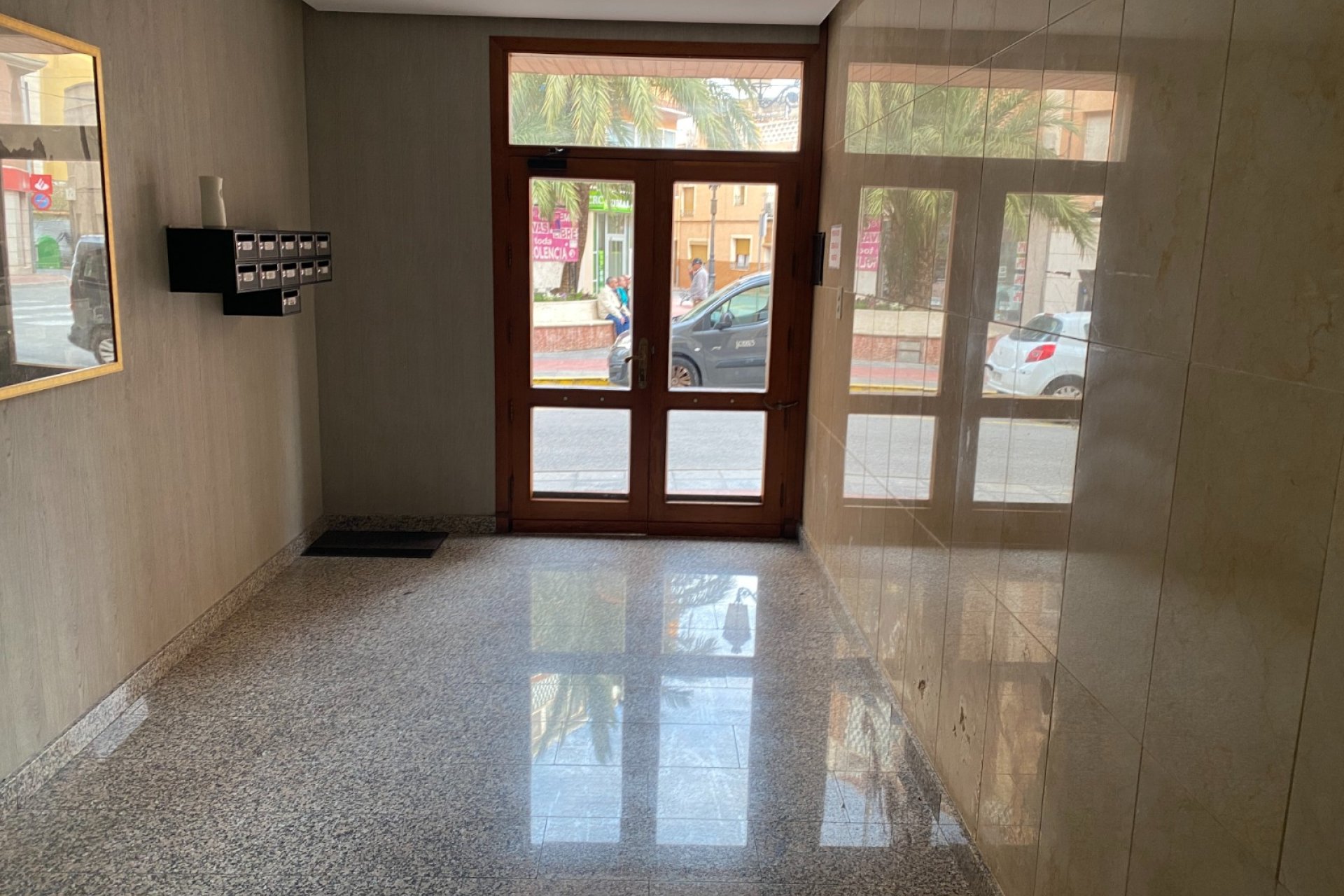 Resale - Apartment / flat - Sax