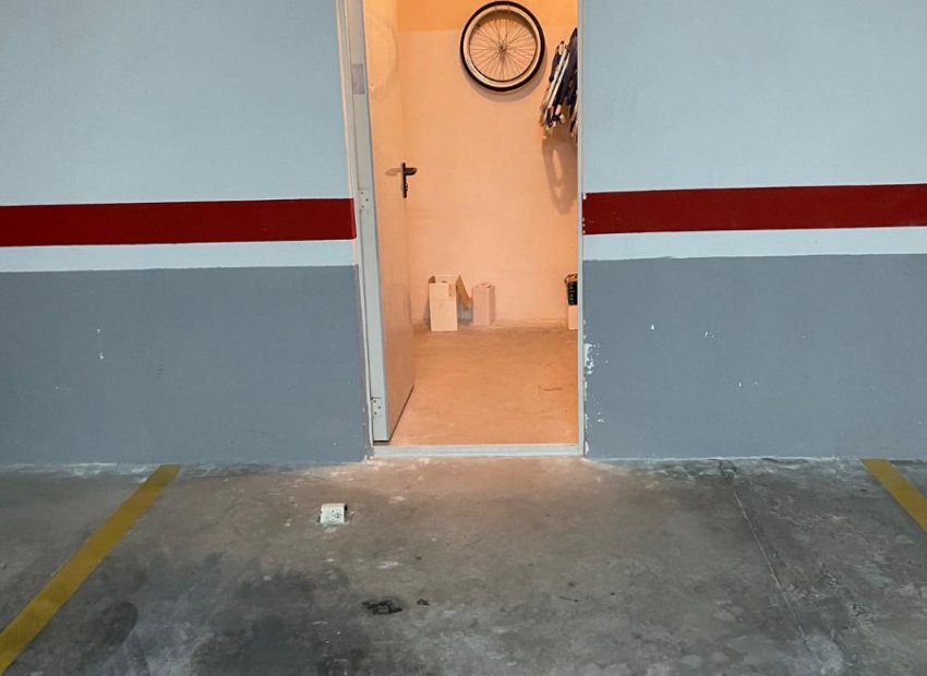 Resale - Garage - Mil Palmeras