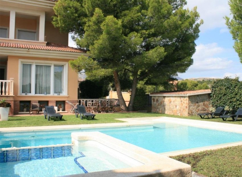 Resale - Townhouse / Duplex / Corner - Alfas del Pí - Colonia Escandinavia-Cautivador