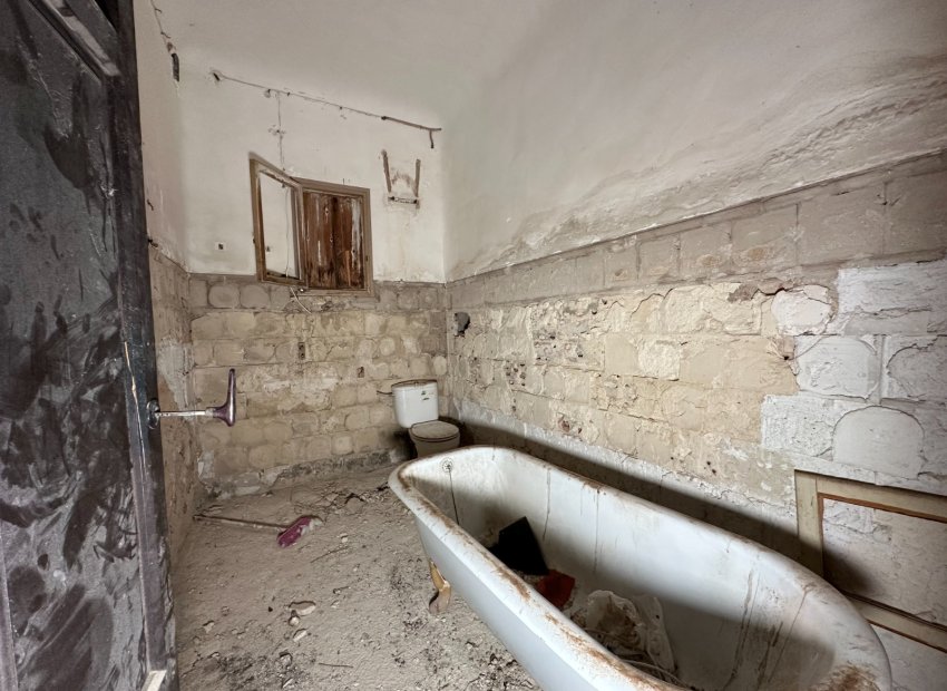 Resale - Townhouse / Duplex / Corner - Blanca