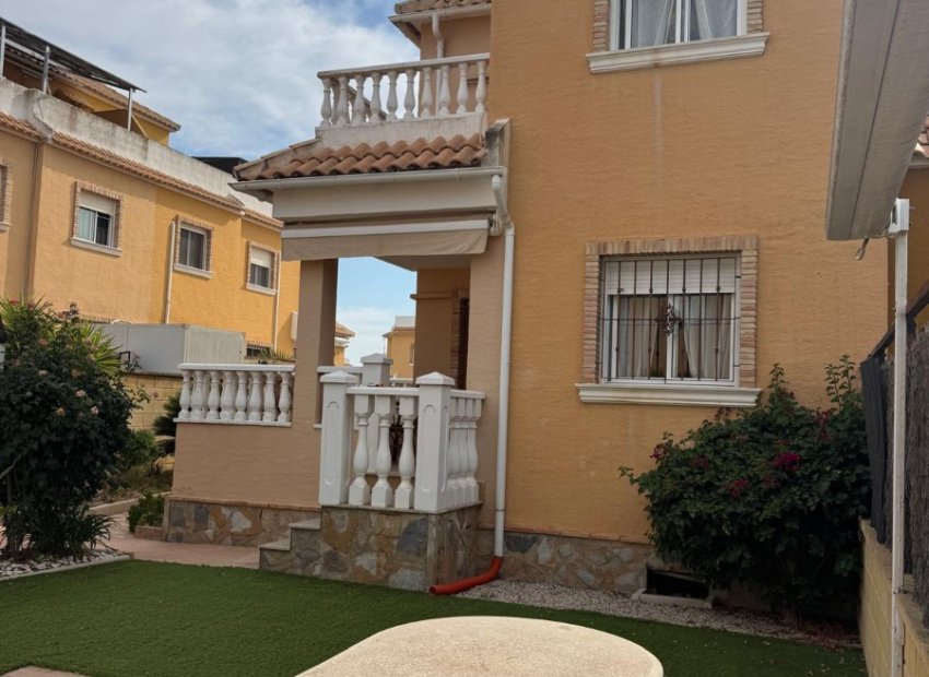Resale - Townhouse / Duplex / Corner - Ciudad Quesada - Doña Pepa