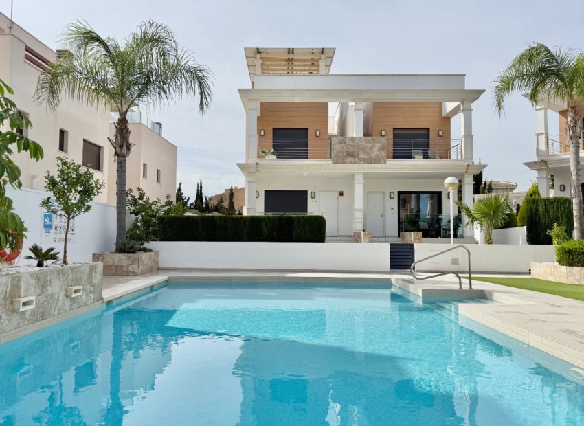 Resale - Townhouse / Duplex / Corner - Ciudad Quesada - Lo Marabú