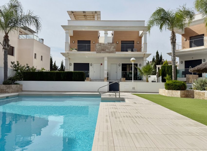 Resale - Townhouse / Duplex / Corner - Ciudad Quesada - Lo Marabú