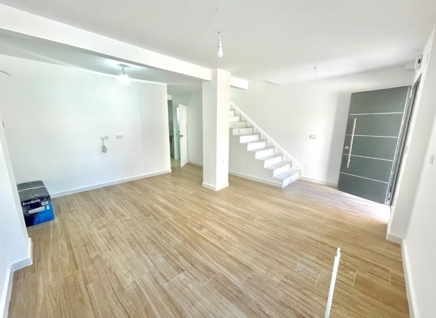 Resale - Townhouse / Duplex / Corner - Daya Vieja