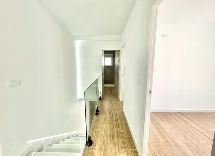 Resale - Townhouse / Duplex / Corner - Daya Vieja