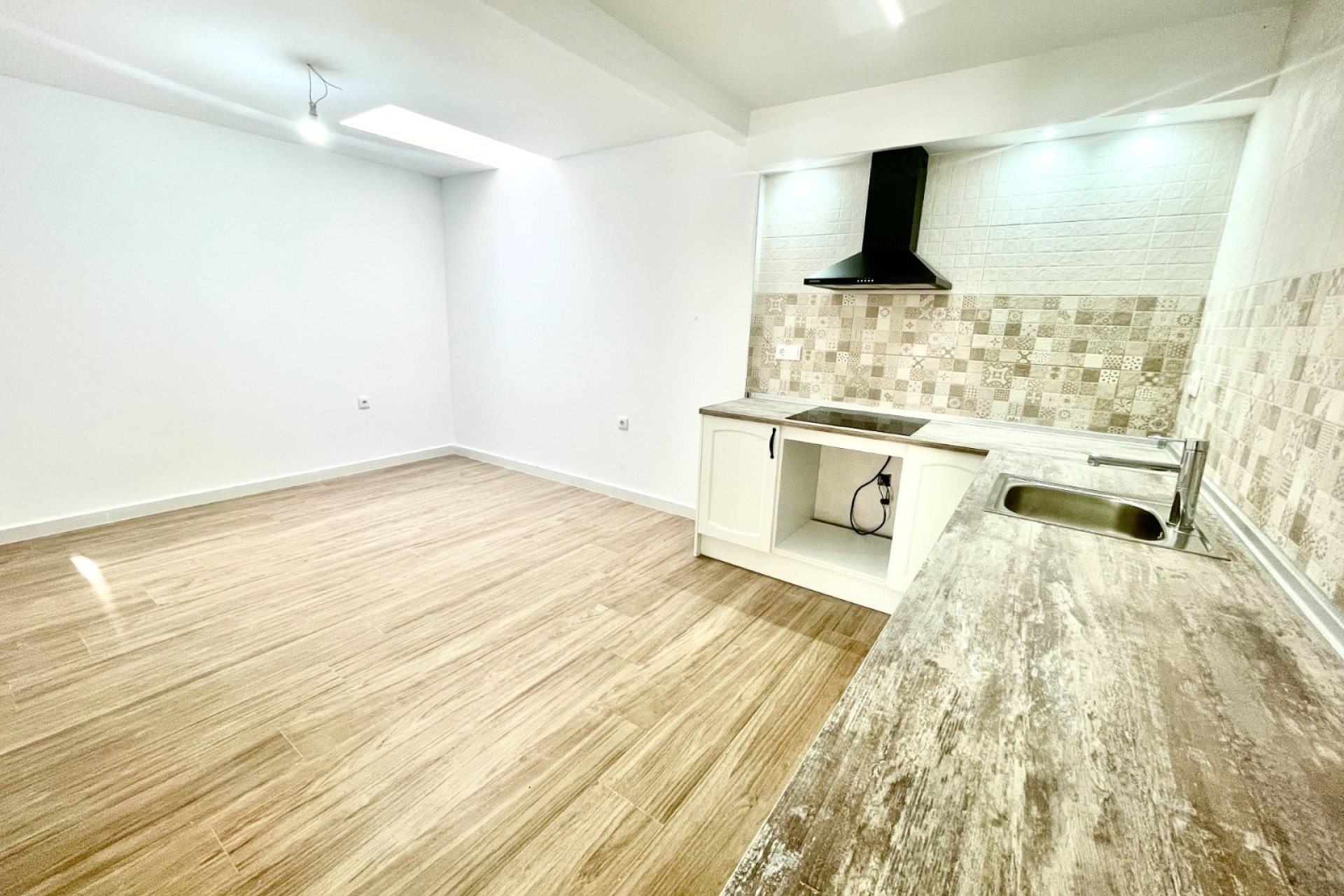 Resale - Townhouse / Duplex / Corner - Daya Vieja