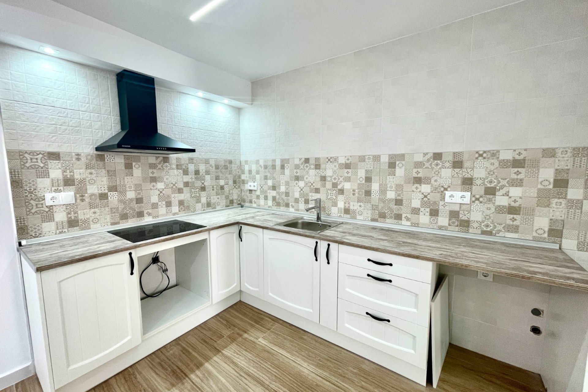 Resale - Townhouse / Duplex / Corner - Daya Vieja