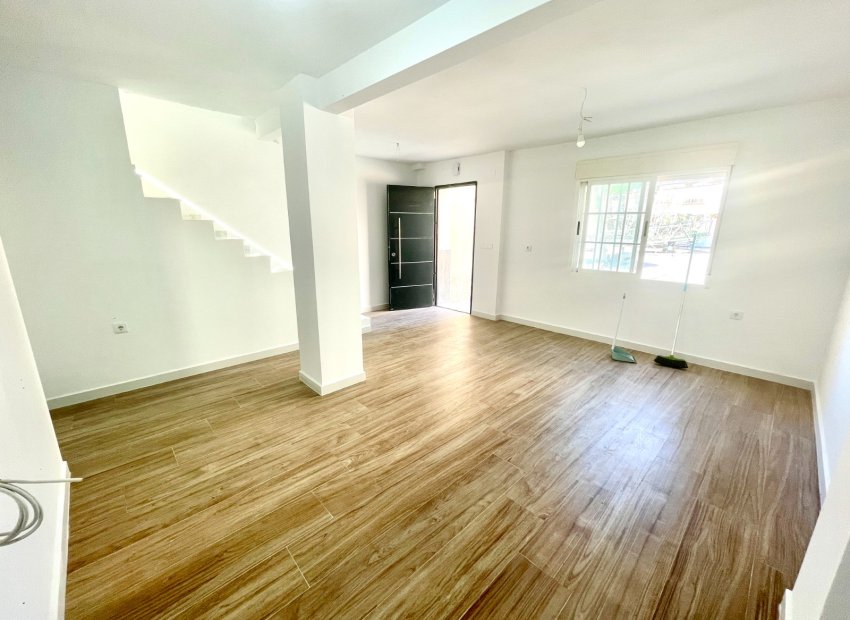 Resale - Townhouse / Duplex / Corner - Daya Vieja