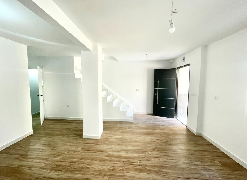 Resale - Townhouse / Duplex / Corner - Daya Vieja