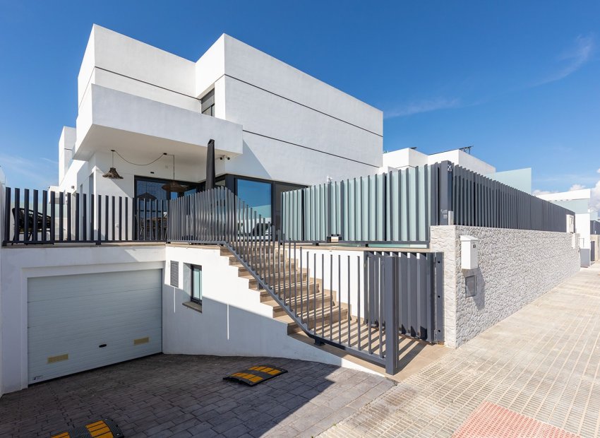 Resale - Townhouse / Duplex / Corner - Dolores