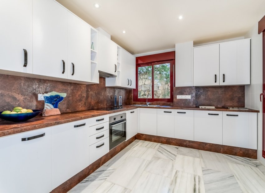 Resale - Townhouse / Duplex / Corner - Estepoa - Selwo