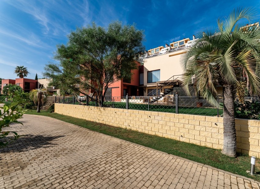 Resale - Townhouse / Duplex / Corner - Estepoa - Selwo