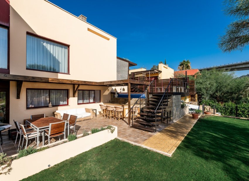 Resale - Townhouse / Duplex / Corner - Estepoa - Selwo