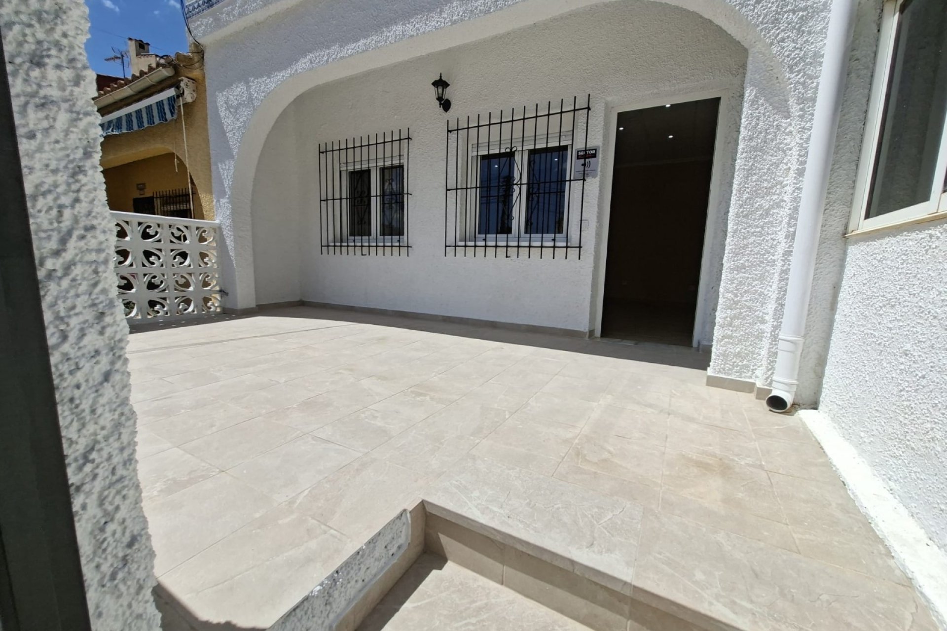 Resale - Townhouse / Duplex / Corner - La Marina - La Marina - Urbanization