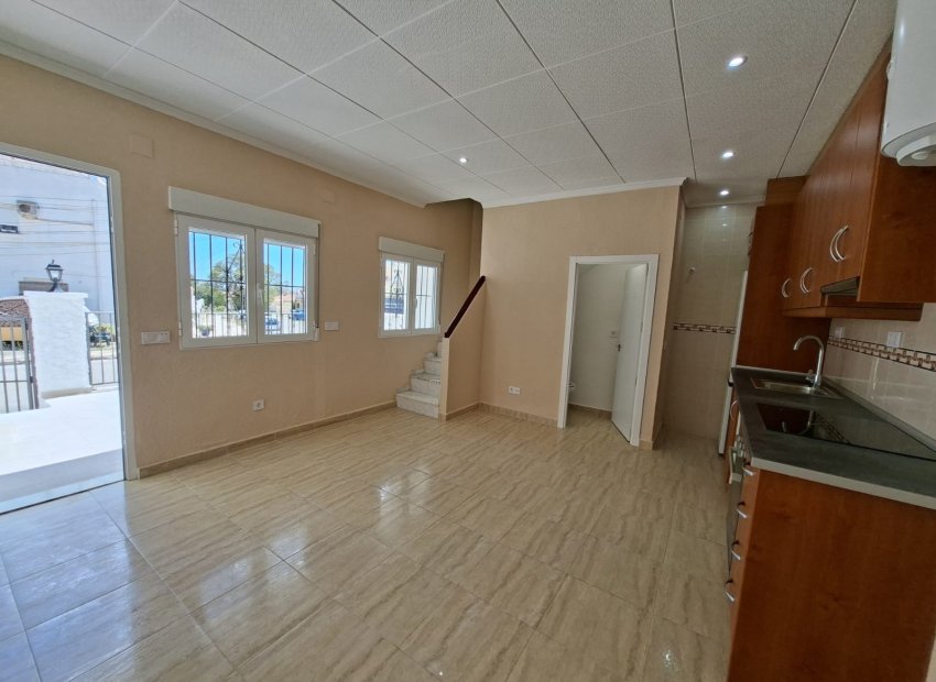 Resale - Townhouse / Duplex / Corner - La Marina - La Marina - Urbanization