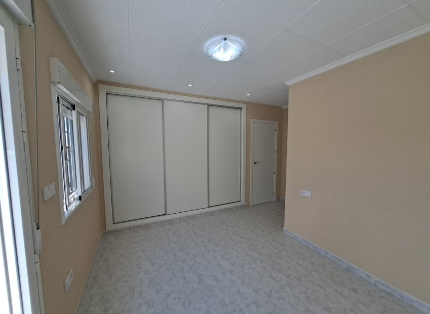 Resale - Townhouse / Duplex / Corner - La Marina - La Marina - Urbanization