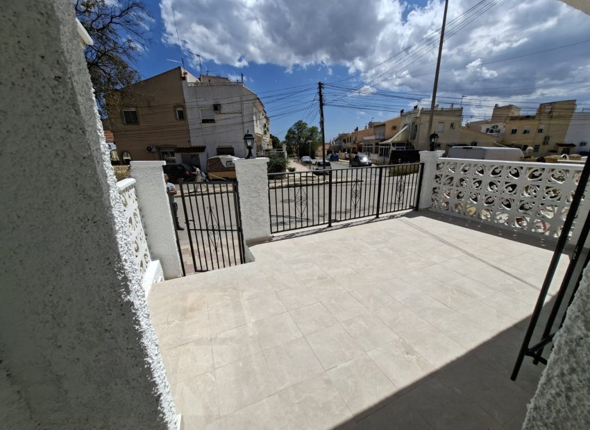 Resale - Townhouse / Duplex / Corner - La Marina - La Marina - Urbanization