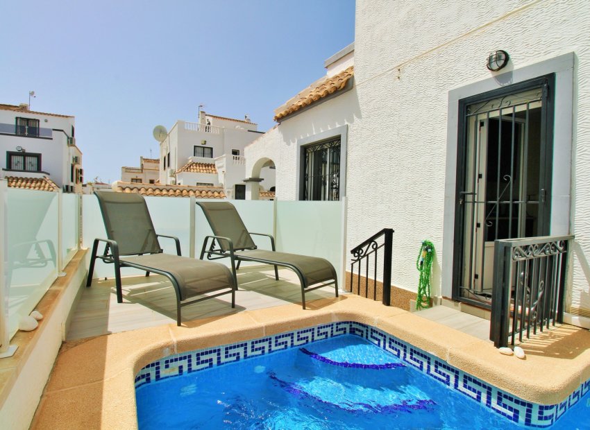 Resale - Townhouse / Duplex / Corner - Los Altos