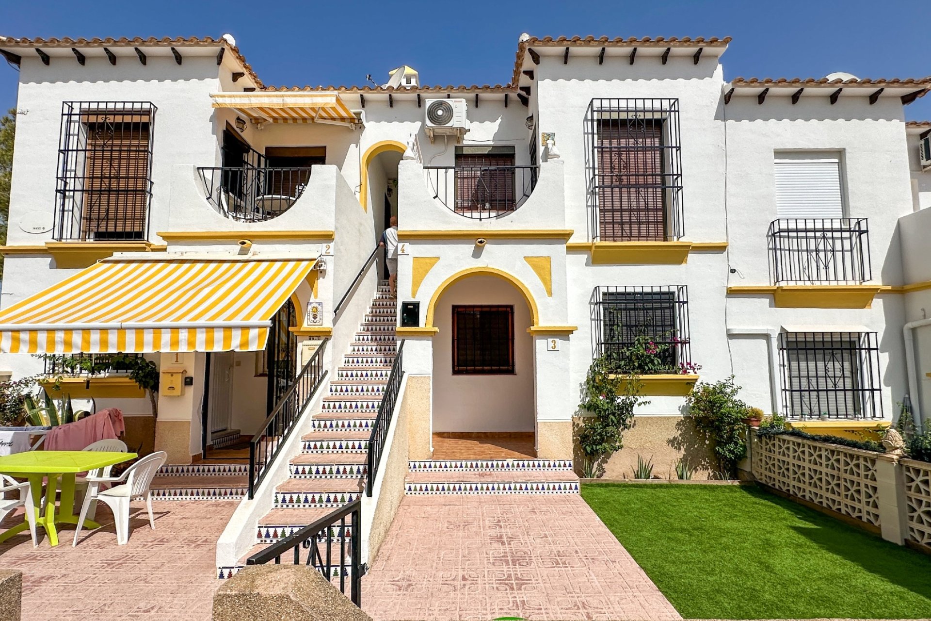 Resale - Townhouse / Duplex / Corner - San Miguel de Salinas - Bellavista