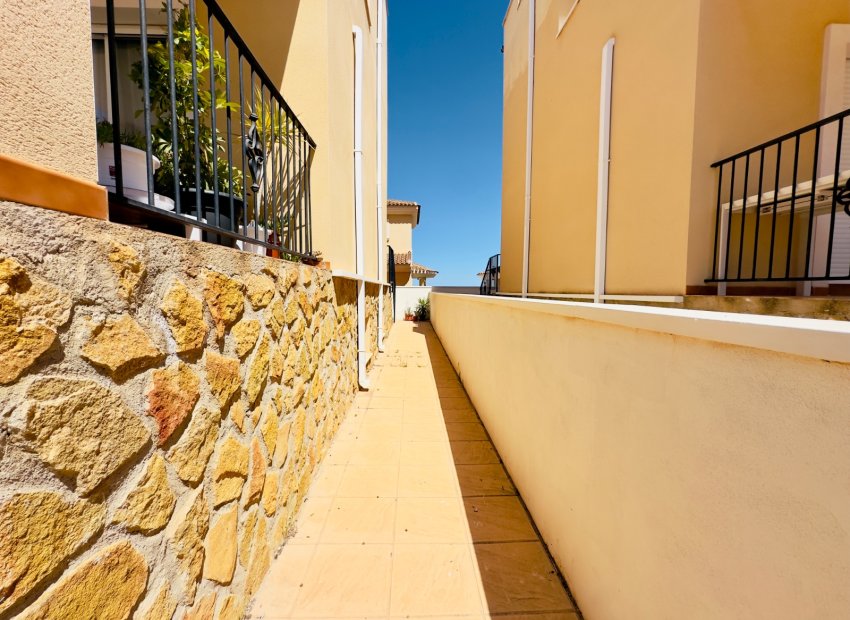 Resale - Townhouse / Duplex / Corner - San Miguel de Salinas - Ciudad de las comunicaciones