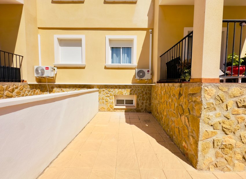 Resale - Townhouse / Duplex / Corner - San Miguel de Salinas - Ciudad de las comunicaciones