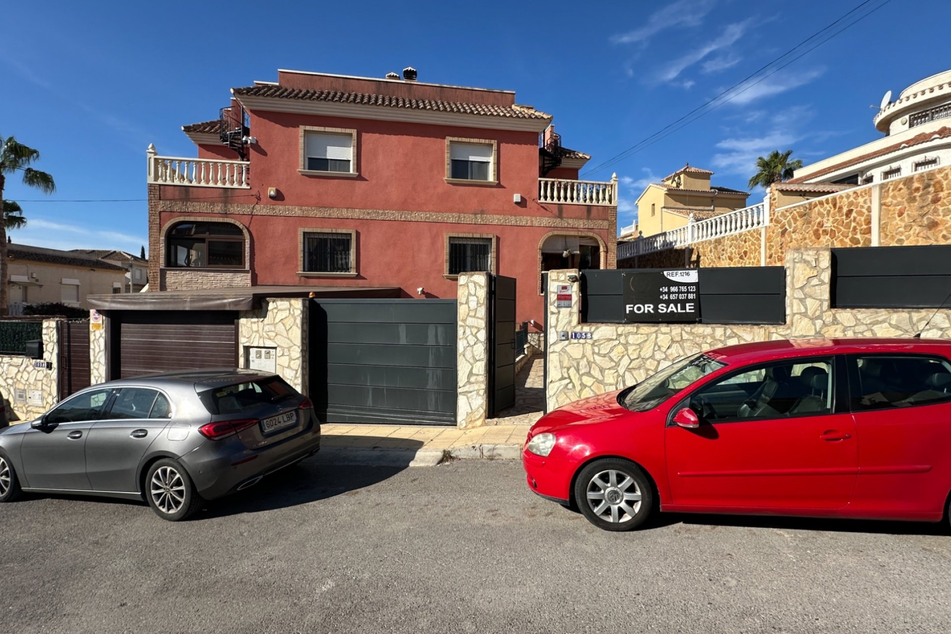 Resale - Townhouse / Duplex / Corner - San Miguel de Salinas