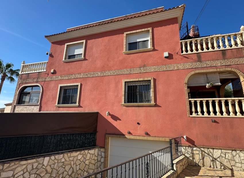 Resale - Townhouse / Duplex / Corner - San Miguel de Salinas