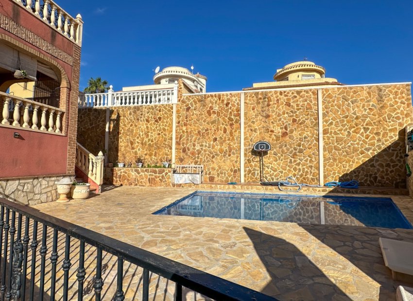 Resale - Townhouse / Duplex / Corner - San Miguel de Salinas