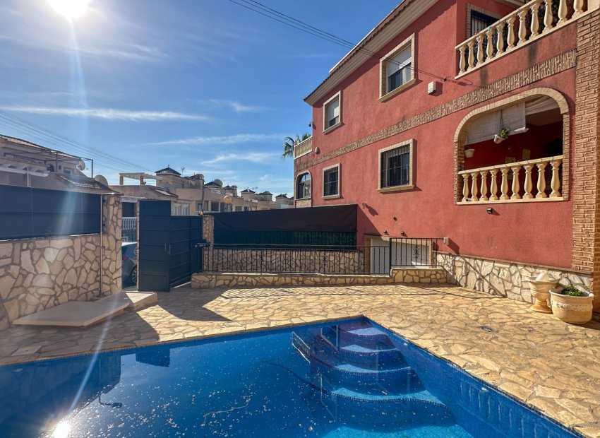 Resale - Townhouse / Duplex / Corner - San Miguel de Salinas