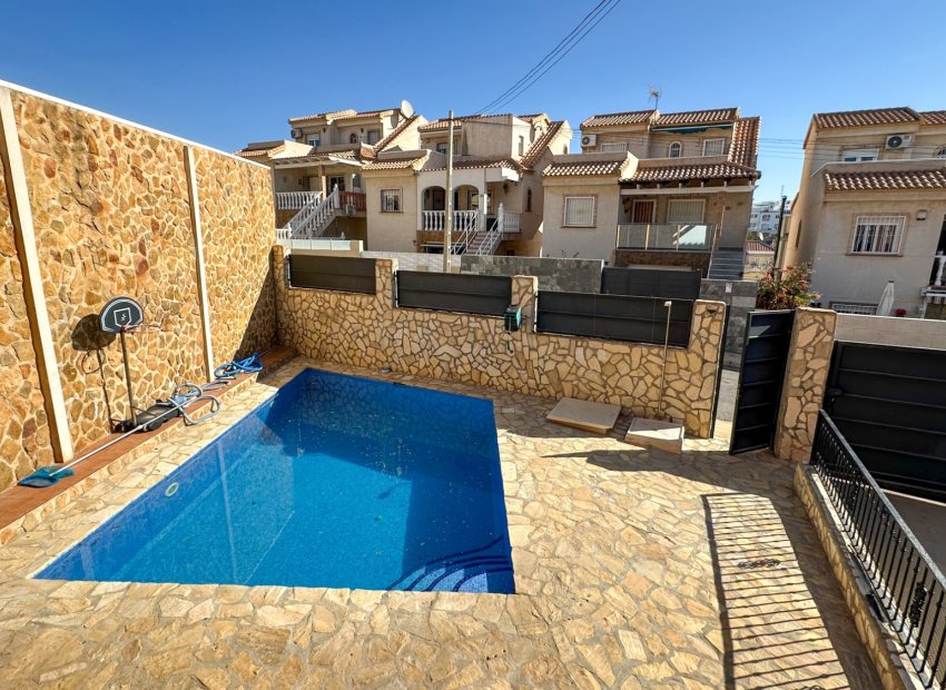 Resale - Townhouse / Duplex / Corner - San Miguel de Salinas
