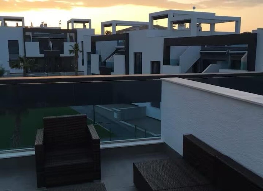 Resale - Townhouse / Duplex / Corner - Torrevieia - Punta Prima