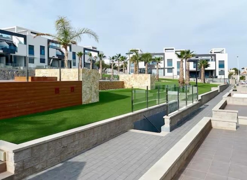 Resale - Townhouse / Duplex / Corner - Torrevieia - Punta Prima