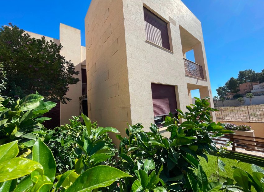 Resale - Townhouse / Duplex / Corner - Villanueva Rio Segura - Villanueva