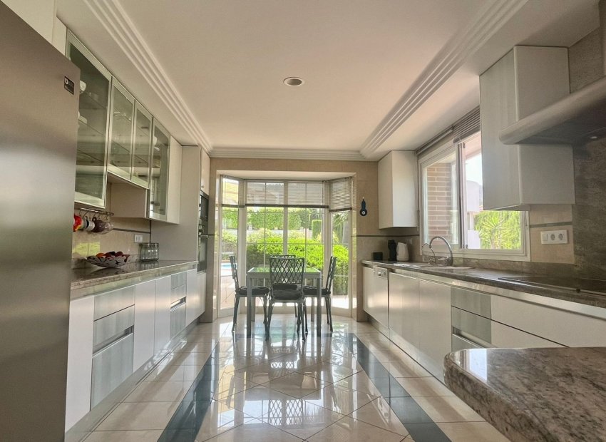 Resale - Villa - Benidorm