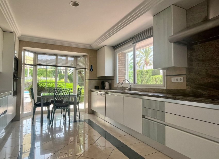 Resale - Villa - Benidorm