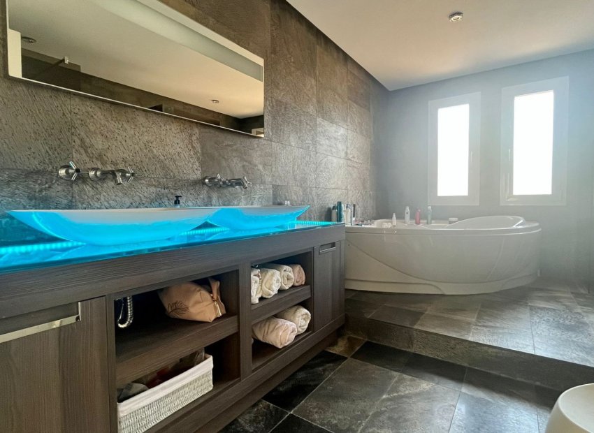 Resale - Villa - Benidorm