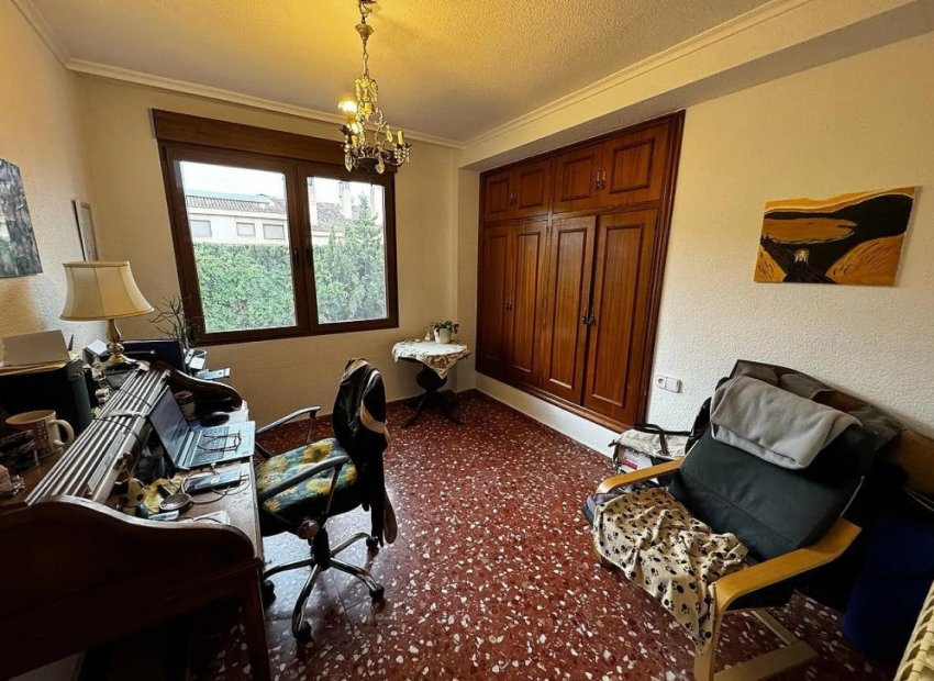 Resale - Villa - Elda