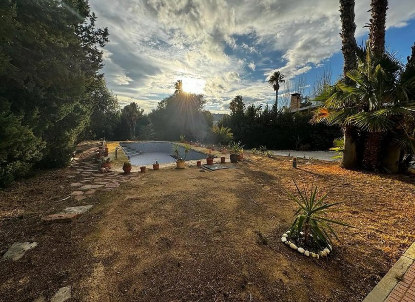 Resale - Villa - Elda