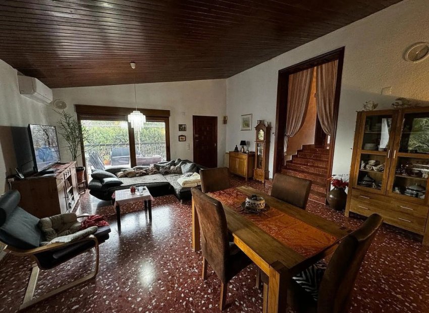 Resale - Villa - Elda