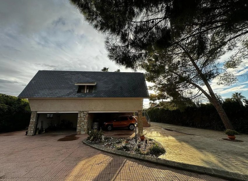 Resale - Villa - Elda