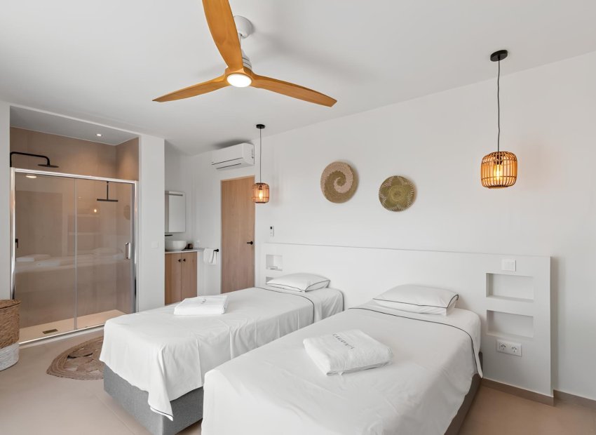 Resale - Villa - Estepoa - New Golden Mile