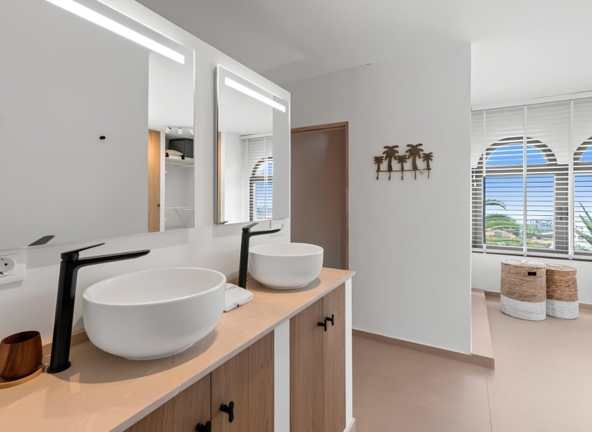 Resale - Villa - Estepoa - New Golden Mile