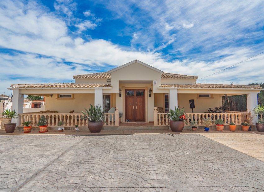 Resale - Villa - Las Heredades - Heredades