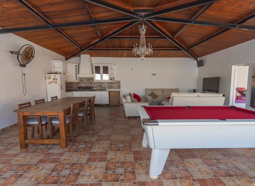 Resale - Villa - Las Heredades - Heredades