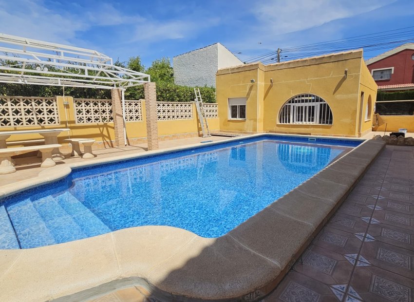 Resale - Villa - Los Alcázares