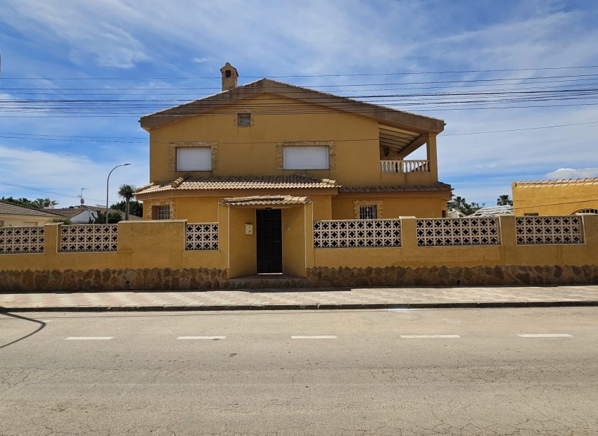 Resale - Villa - Los Alcázares